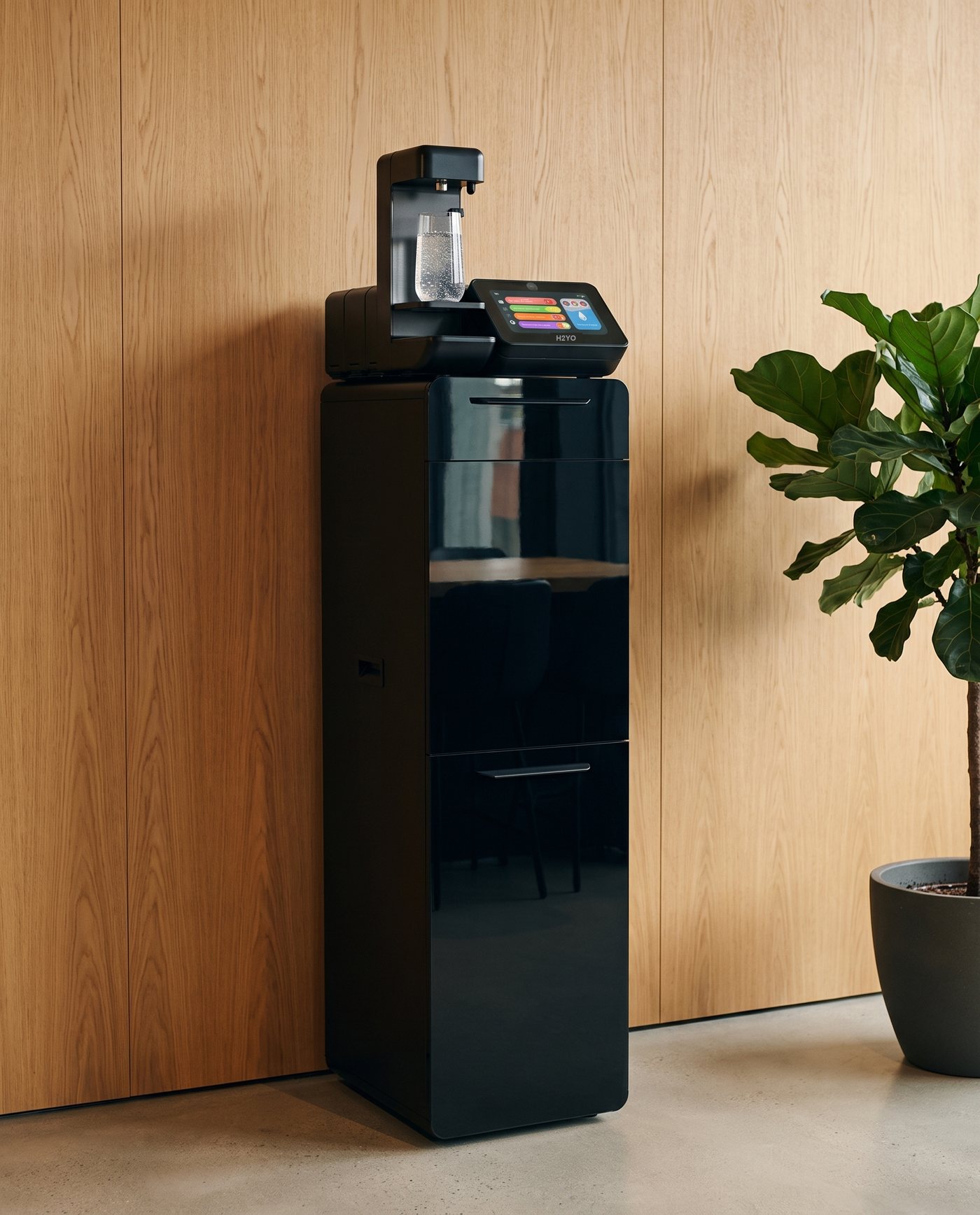 Het H2YO station vrijstaand tegen een lichte eikenhouten wand, met een glas bruiswater op de tapplaat