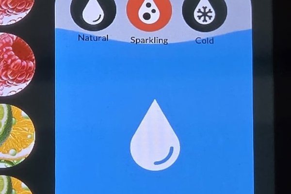 De waterkeuze op het H2YO touchscreen: Natural, Sparkling en Cold