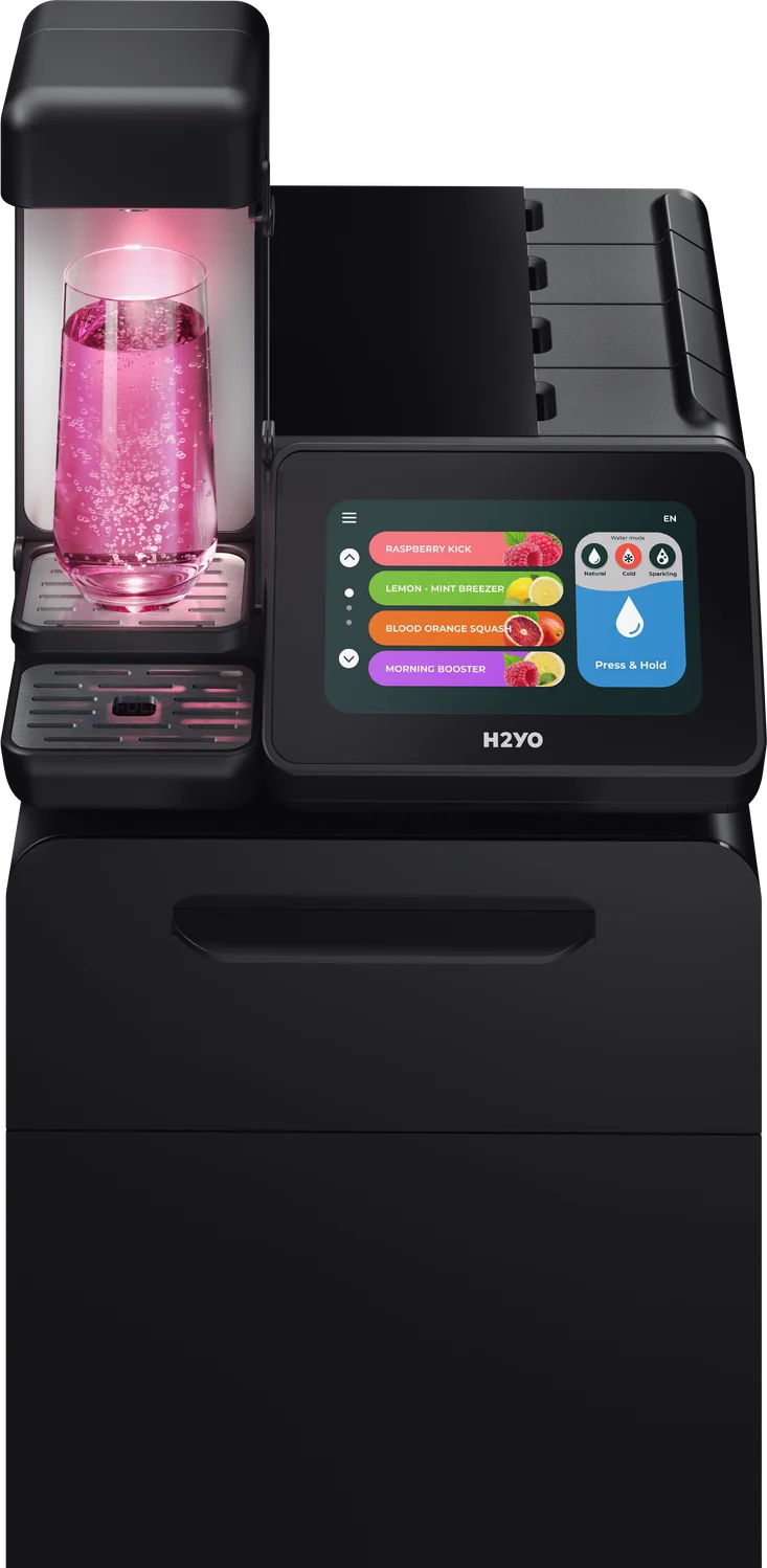 Bovenkant van het H2YO station recht van voren, met de genummerde onderdelen: tap en glas, druppelrooster, touchscreen, kappen en kast